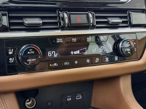 Used 2023 Nissan Pathfinder Platinum AWD/4WD image 16