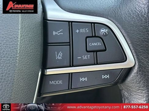 Certified 2022 Toyota Sienna XLE w/ XLE Plus Package FWD image 26