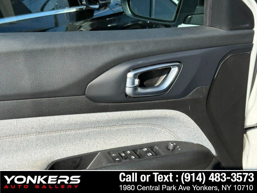 Used 2023 Jeep Compass Latitude w/ Sun and Sound Group AWD/4WD image 13