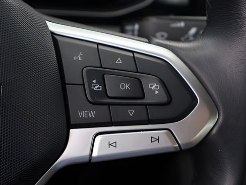 Certified 2025 Volkswagen Jetta SE FWD image 22