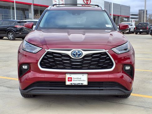 Used 2024 Toyota Highlander XLE image 2