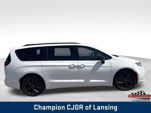 Used 2025 Chrysler Pacifica Limited FWD image 9