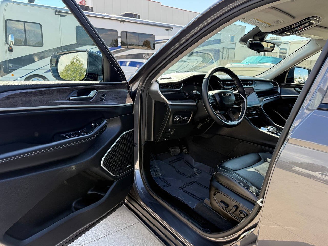 Used 2024 Jeep Grand Cherokee L Limited w/ Black Appearance Package AWD/4WD image 14