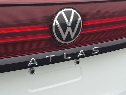 Used 2024 Volkswagen Atlas Peak Edition SE AWD/4WD image 32