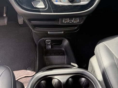 Used 2025 Chrysler Pacifica Select FWD image 13