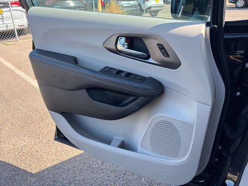 Used 2024 Chrysler Pacifica Touring-L FWD image 15