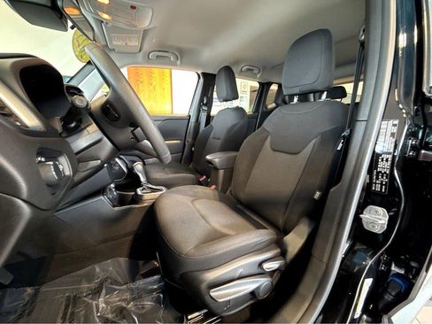 Used 2023 Jeep Renegade Latitude AWD/4WD image 5