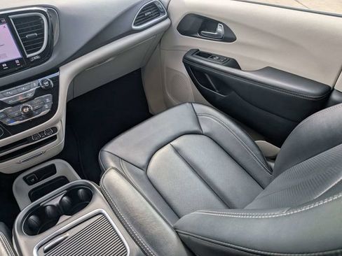 Used 2024 Chrysler Pacifica Touring-L FWD image 18