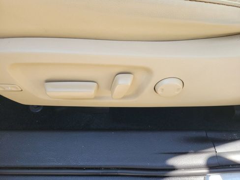 Used 2019 Toyota Highlander XLE FWD image 18