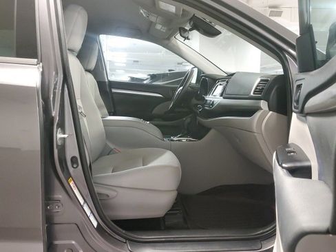 Used 2018 Toyota Highlander LE image 24
