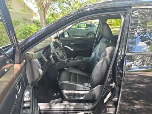 Used 2023 Nissan Rogue SV w/ SV Premium B Package FWD image 3
