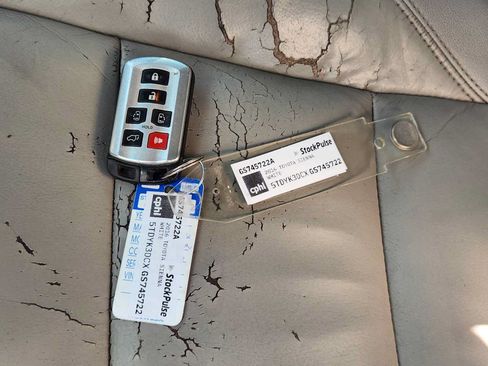 Used 2016 Toyota Sienna XLE w/ XLE Navigation Package FWD image 34