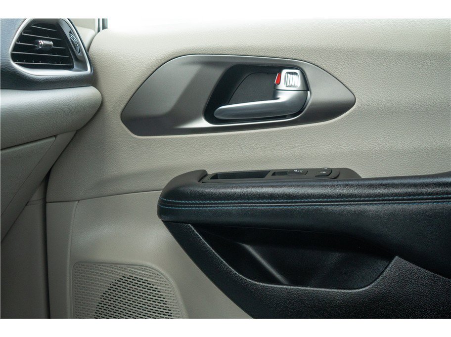 Used 2021 Chrysler Pacifica Touring-L FWD image 16