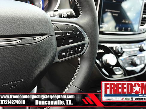 New 2027 Chrysler Pacifica Select FWD image 26