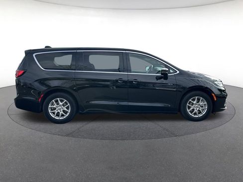 Certified 2025 Chrysler Pacifica Select image 7