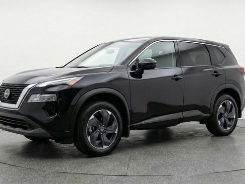 Used 2025 Nissan Rogue SV image 3