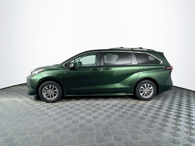 Used 2023 Toyota Sienna LE FWD image 3
