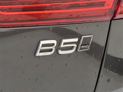 Certified 2024 Volvo XC60 B5 Plus w/ Protection Package Premier image 8