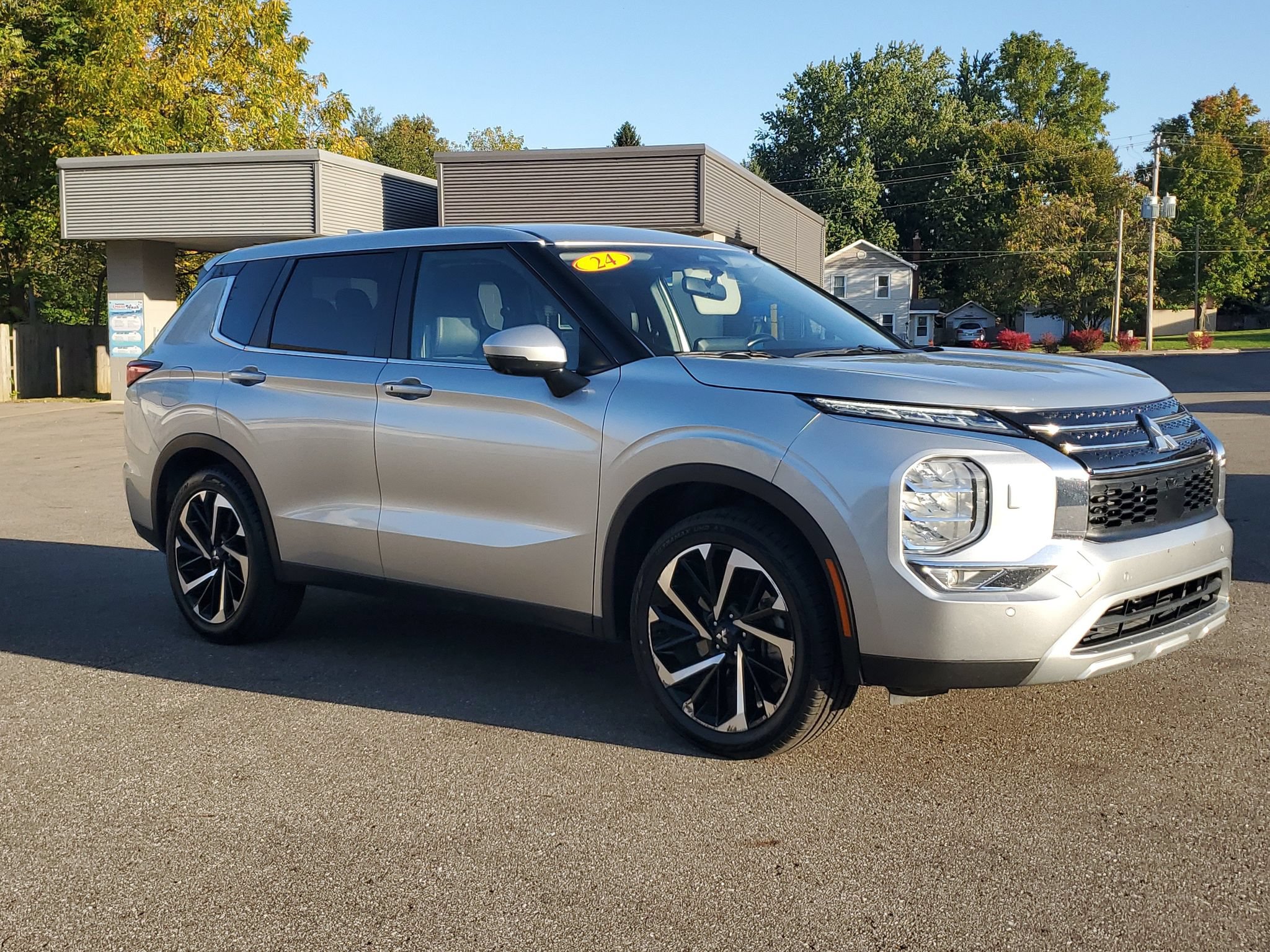 Used 2024 Mitsubishi Outlander AWD image 3