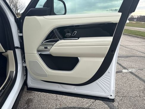 Used 2025 Land Rover Range Rover SE image 15