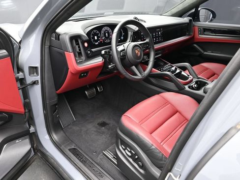 Certified 2025 Porsche Cayenne GTS AWD/4WD image 4