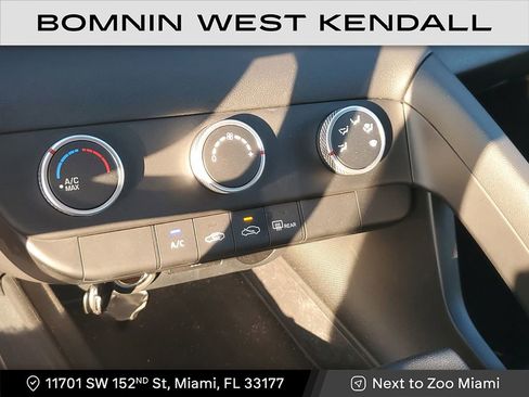 Used 2025 Hyundai Elantra SE image 23