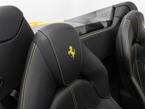 Certified 2021 Ferrari F8 Tributo RWD image 33