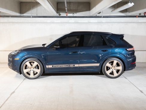 Used 2024 Porsche Cayenne Turbo AWD/4WD image 2
