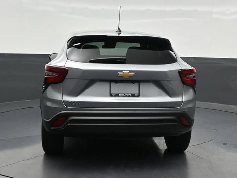 Used 2024 Chevrolet Trax LS w/ Driver Confidence Package FWD image 4