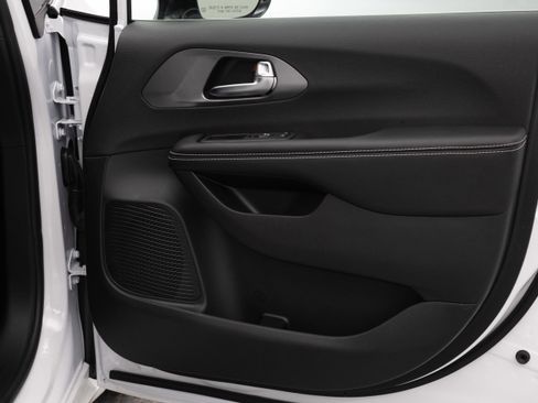 New 2026 Chrysler Pacifica Select FWD image 22