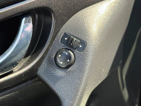 Used 2017 Nissan Rogue S AWD/4WD image 13