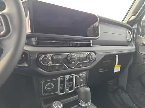 New 2025 Jeep Gladiator Sport w/ Premium Package image 23