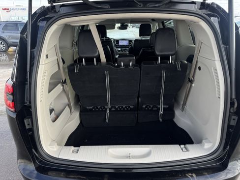 Used 2024 Chrysler Pacifica Touring-L image 22