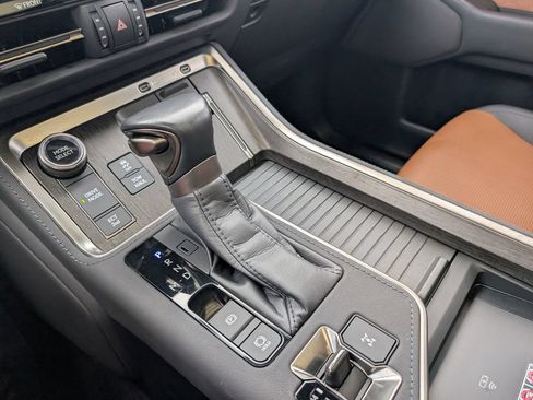 Used 2024 Lexus GX 550 w/ Accessory Package (31) AWD/4WD image 23