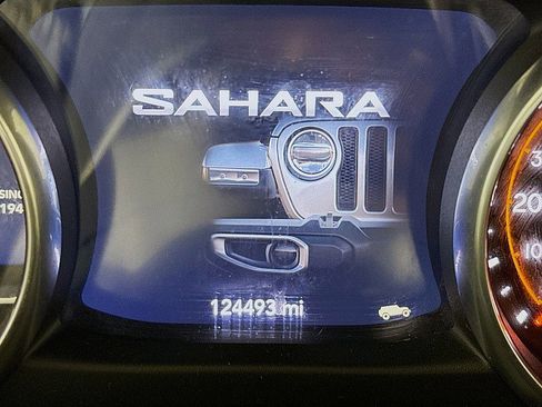 Used 2018 Jeep Wrangler Unlimited Sahara w/ Cold Weather Group image 13