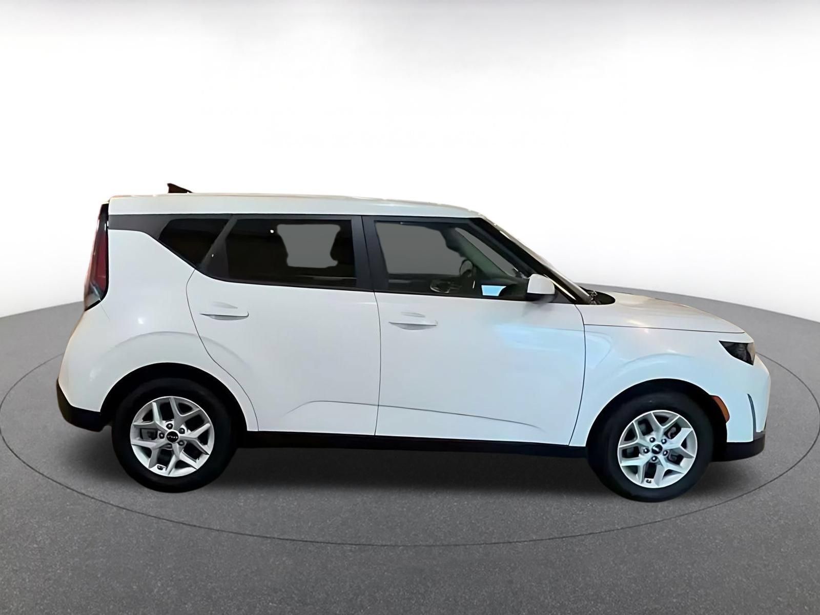 Used 2025 Kia Soul LX w/ LX Technology Package FWD image 14