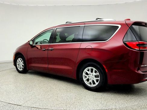 Used 2021 Chrysler Pacifica Touring-L FWD image 7