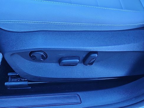 Certified 2023 Volkswagen Taos SE w/ Panoramic Sunroof Package image 15