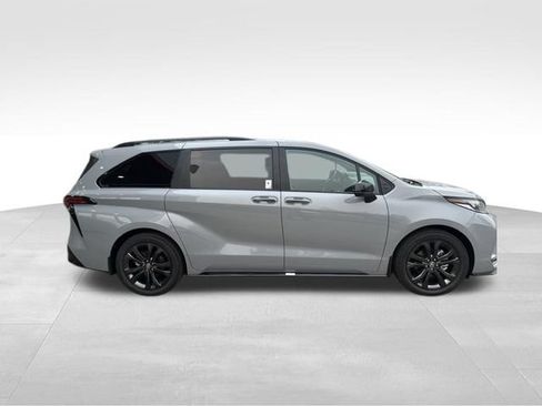 Used 2026 Toyota Sienna XSE FWD image 9
