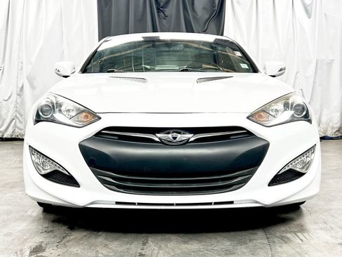 Used 2016 Hyundai Genesis 3.8 image 2