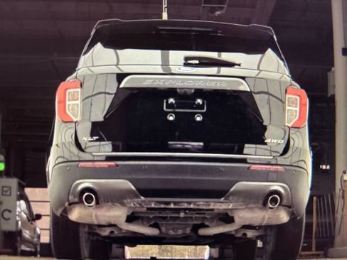 Used 2024 Ford Explorer XLT w/ Equipment Group 202A AWD/4WD image 7