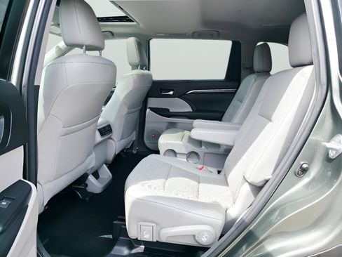 Used 2015 Toyota Highlander Limited AWD/4WD image 12