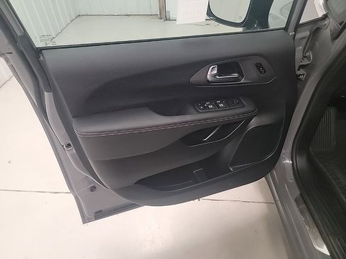 New 2025 Chrysler Pacifica Select image 12