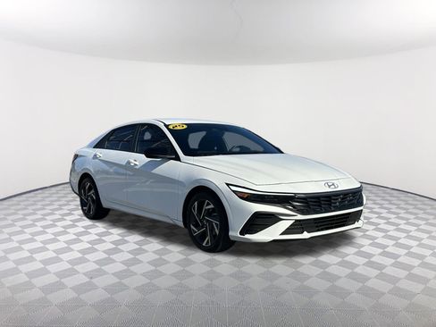 Used 2025 Hyundai Elantra Sport image 4