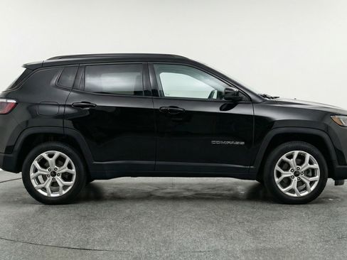 Used 2025 Jeep Compass Latitude image 11