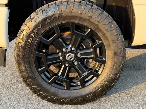 Used 2018 Nissan Titan SV w/ SV Convenience Package image 6