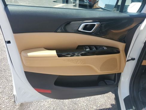 Used 2024 Kia Carnival EX FWD image 16
