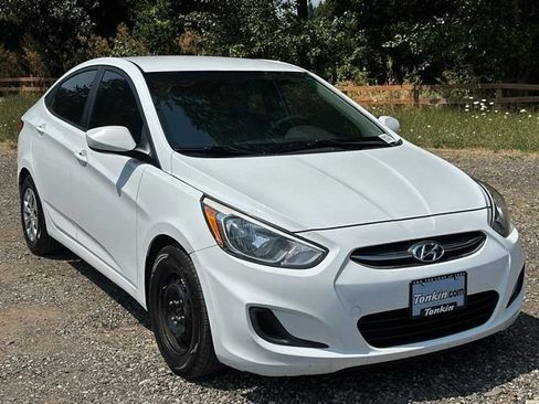 Used 2017 Hyundai Accent SE FWD image 2