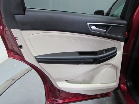 Used 2018 Ford Edge Titanium w/ Technology Package FWD image 14