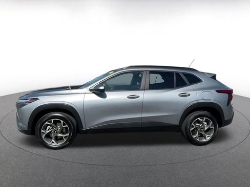 Used 2025 Chevrolet Trax LT w/ LT Convenience Package image 9